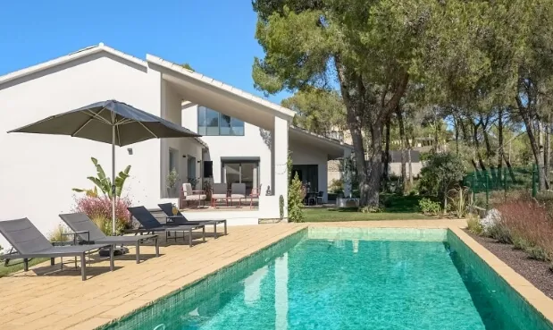 Luxury Gay Men-Only Boutique Guesthouse with clothing-optional pool and nature near Sitges