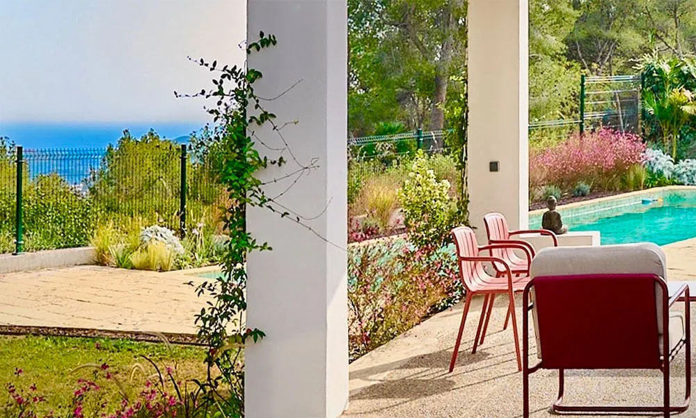terrasse surélevée avec vue sur la mer dans un refuge réservé aux hommes gays près de Sitges et Barcelone, dans un environnement naturel
