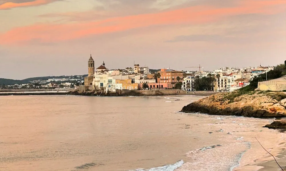 Vue côtière de la ville de Sitges, près de Casa Brisa, maison d'hôtes exclusivement gay, près de Barcelone